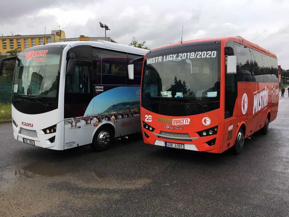 Autobusy ISUZU vezly Slavii  - mistra ligy background image