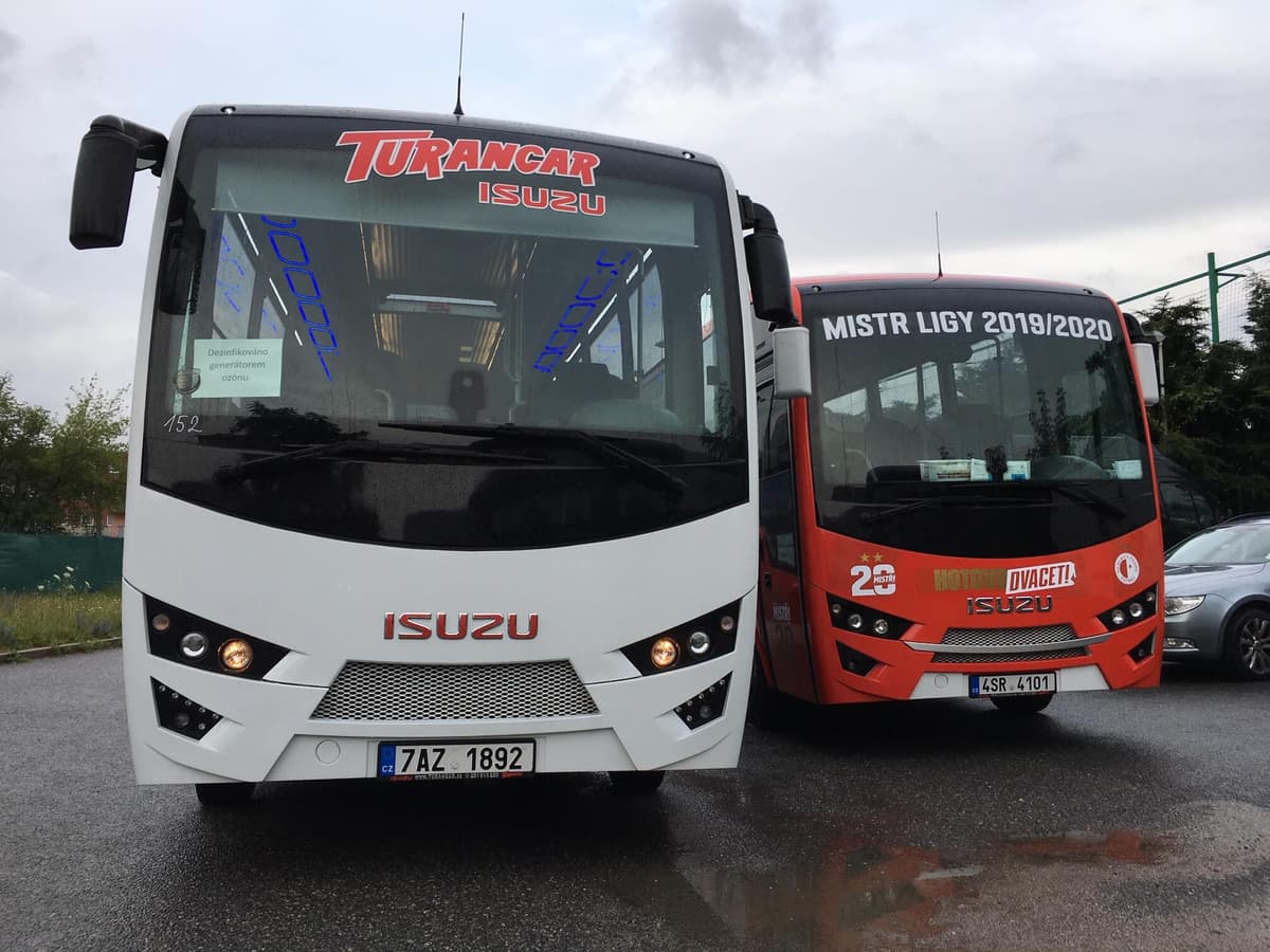 Autobusy Isuzu Novo Cabrio na parkovišti