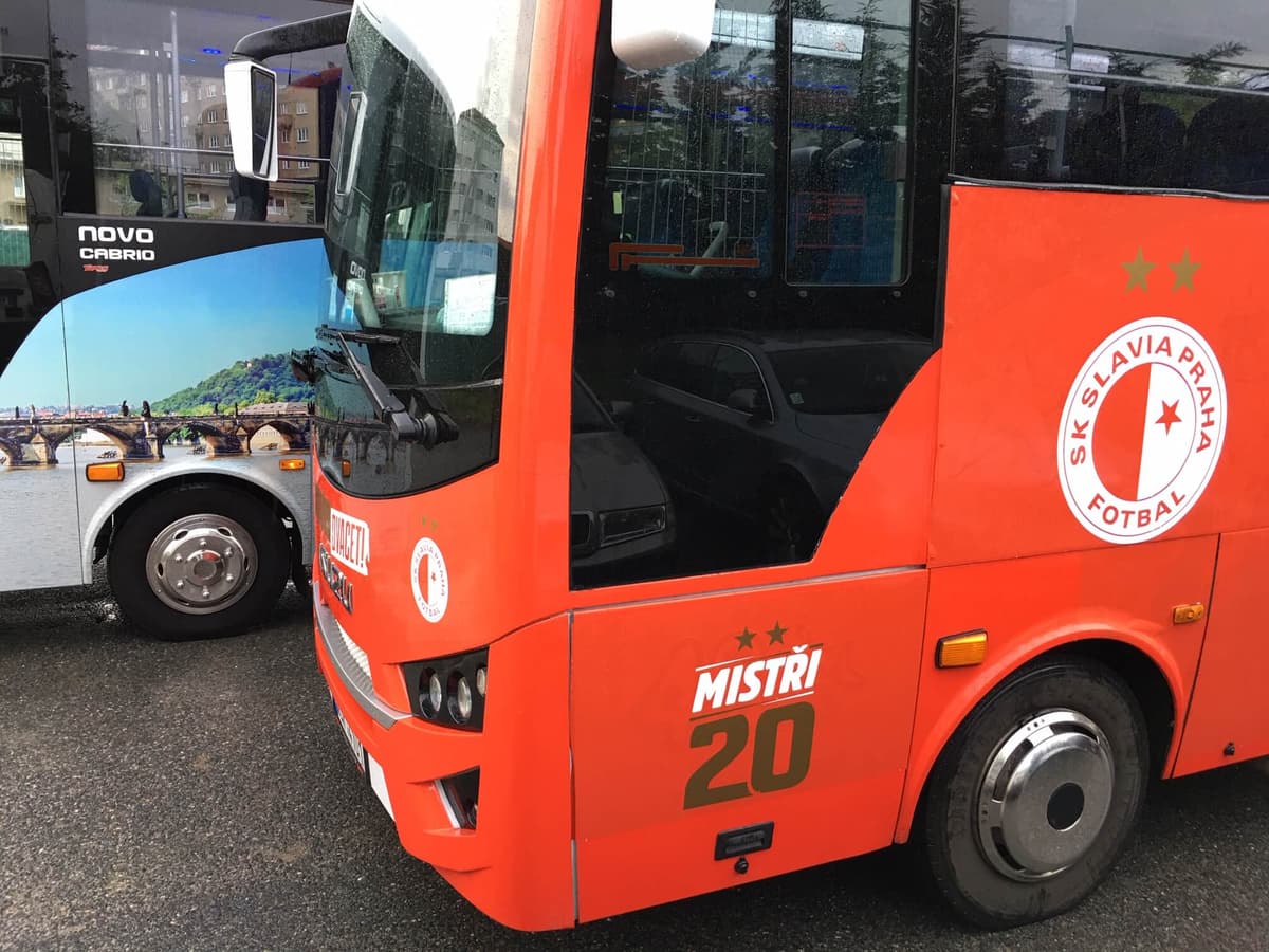 Červený autobus, přední část