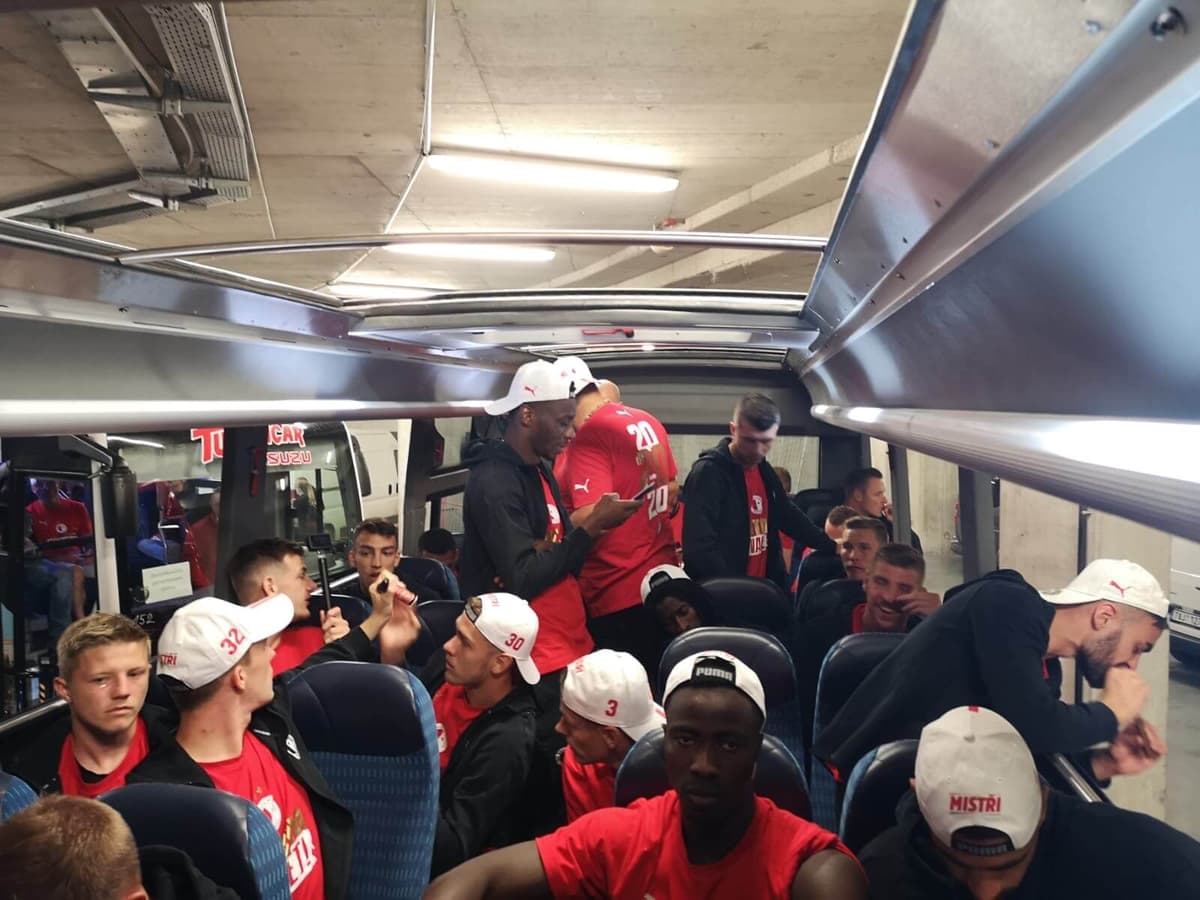 Oslava i v autobuse ISUZU Novo Cabrio