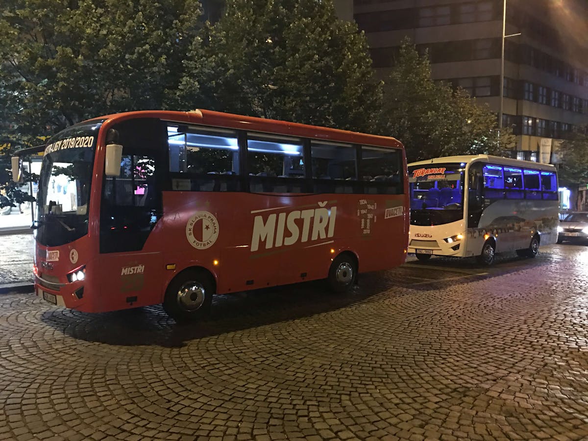 Autobusy Isuzu Novo Cabrio čekají na hráče