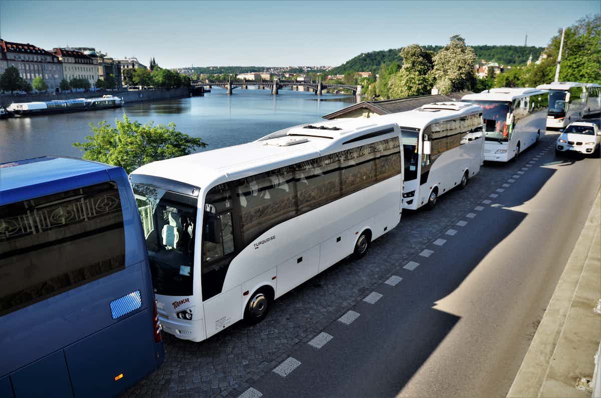 Demonstrativní jízda autobusů v Praze background image