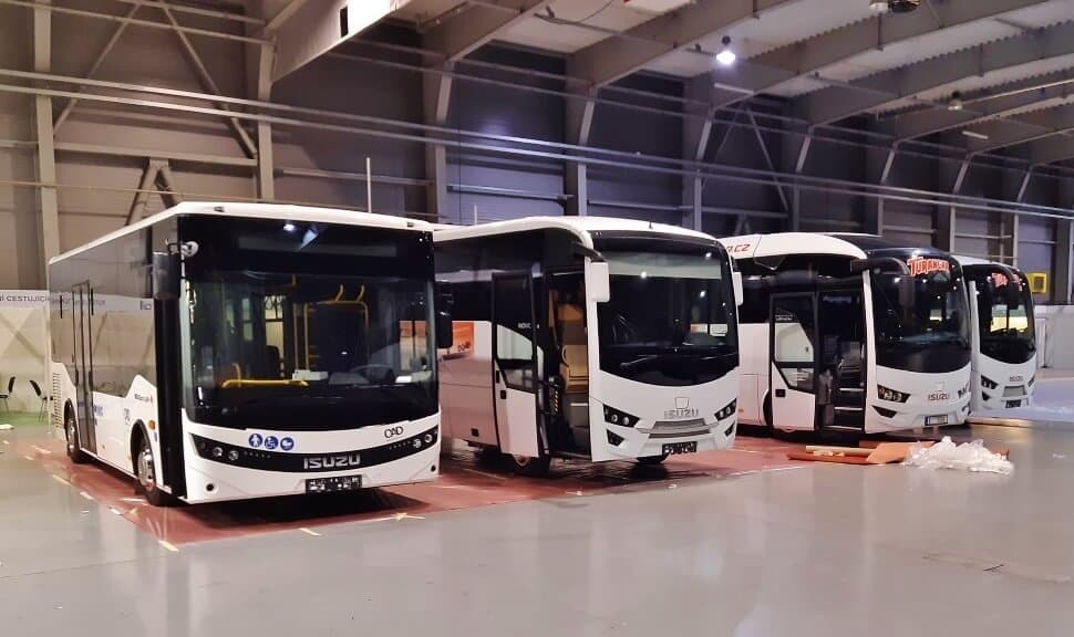 Expozice ISUZU na Czechbusu se právě připravuje (foto: Zdeněk Nesveda BusPress)  Expozice ISUZU na Czechbusu
