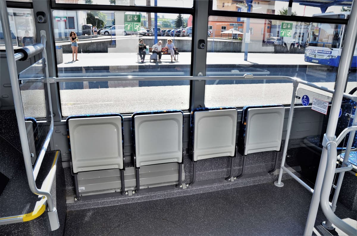 ISUZU NovoCiti Life, plošina ve střední části vozu určená pro invalidní vozíky a kočárky