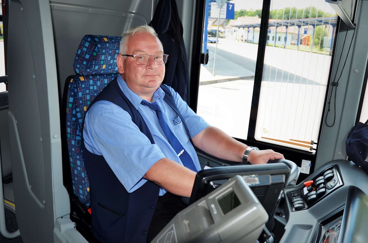 Zdeněk Vlach, zkušený řidičů, jezdí u společnosti 16 let a nyní je stálým řidičem městského autobusu ISUZU NovoCiti Life v Pelhřimově