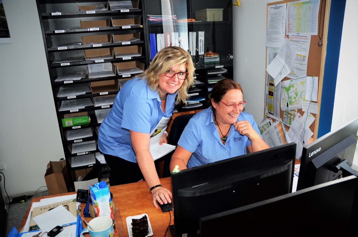 Příjemná dispečerka Eliška Fousová, vpravo