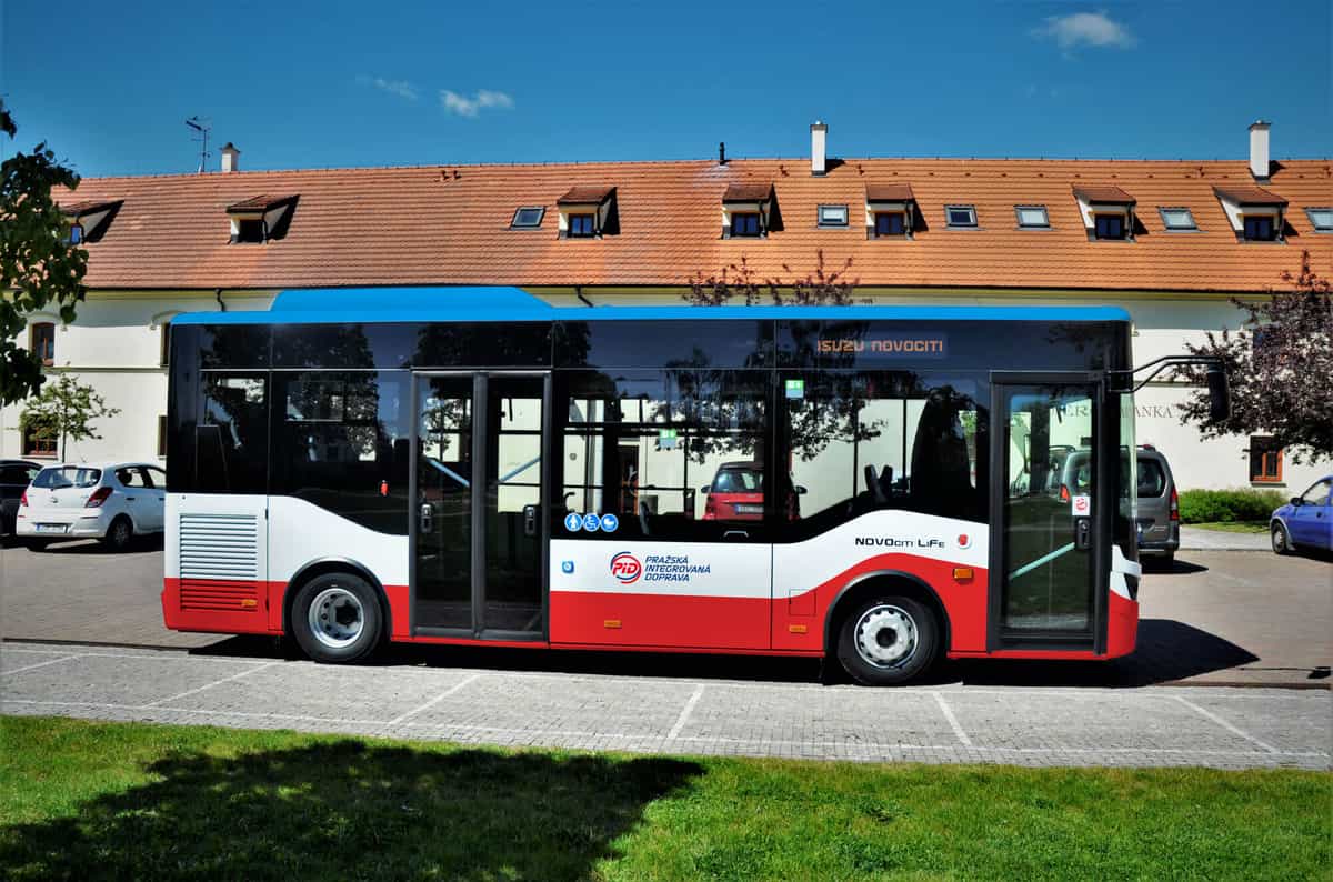 ISUZU NovoCiti Life pro Pražkou integrovanou dopravu background image