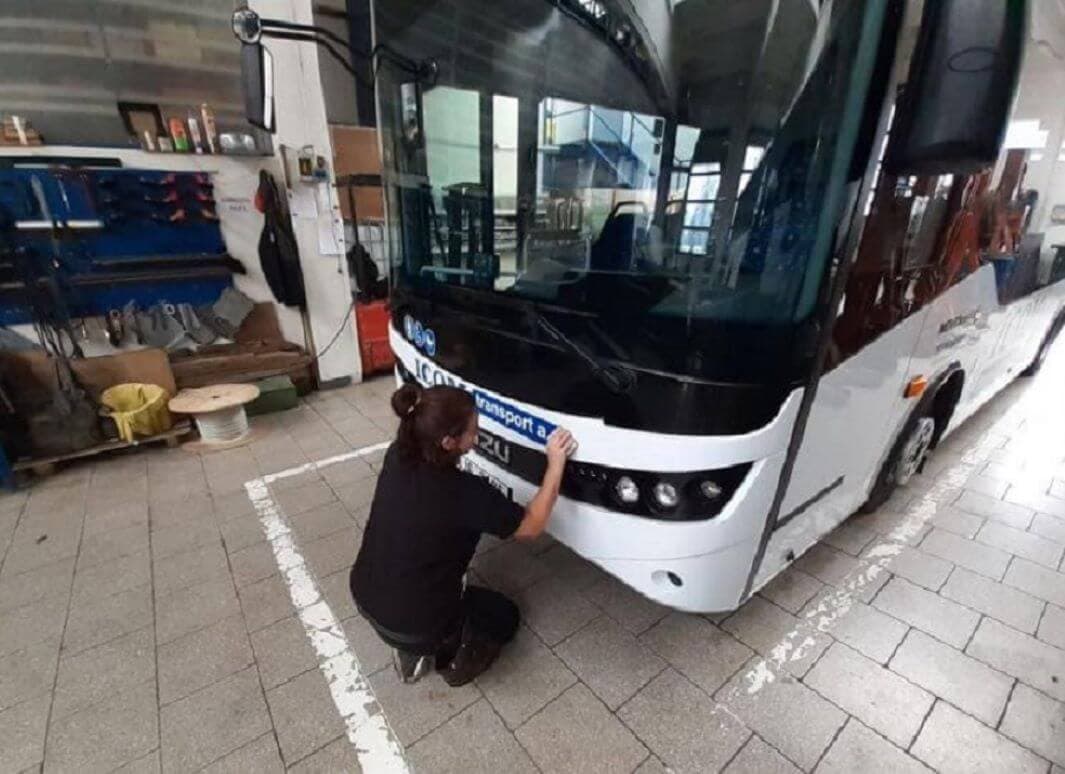 Čelní polepení nového autobusu          Čelní polepení nového autobusu