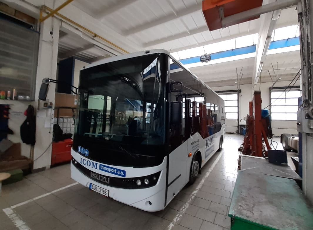 Připravený a polepený autobus - přední část