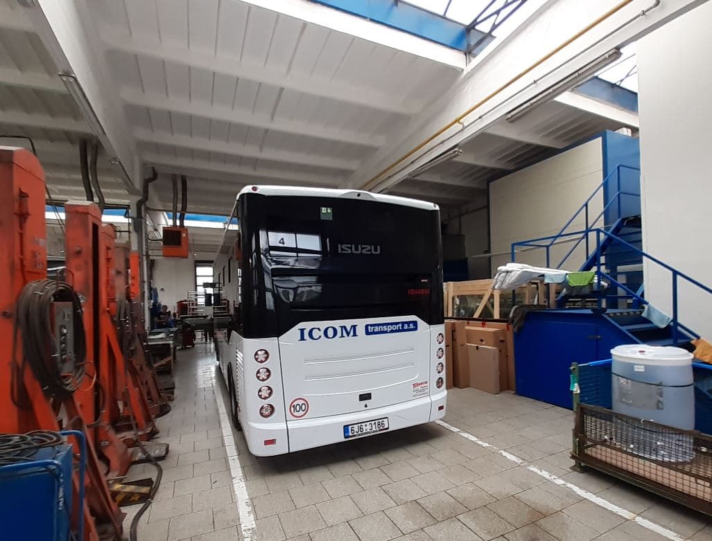 Připravený a polepený autobus - zadní část