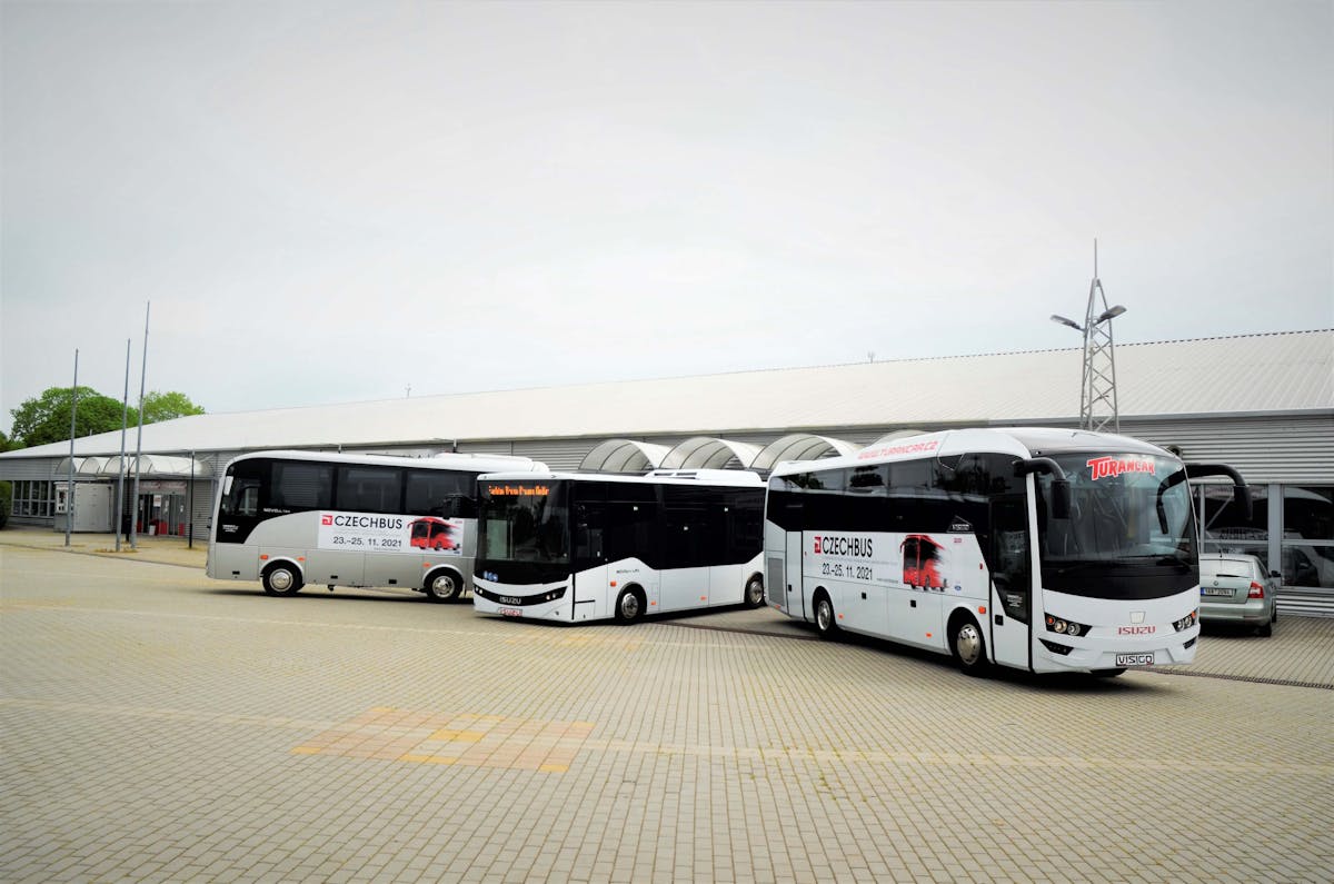 autobusy ISUZU před výstavištěm