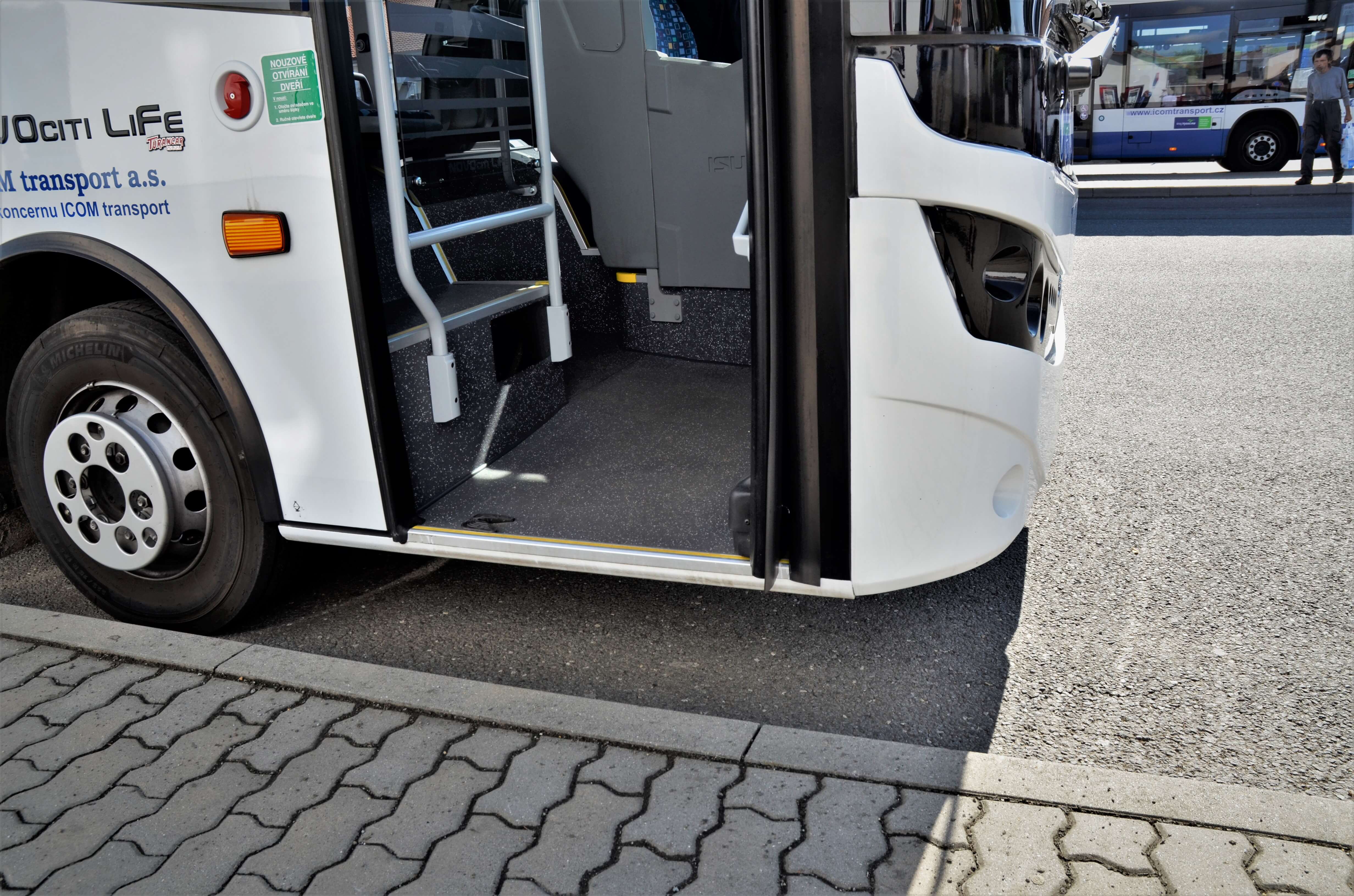 ISUZU NovoCiti Life má tři polohy výšky pérování, na snímku je v nejvyšším bodě. Za jízdy se automaticky upraví do provozního režimu.