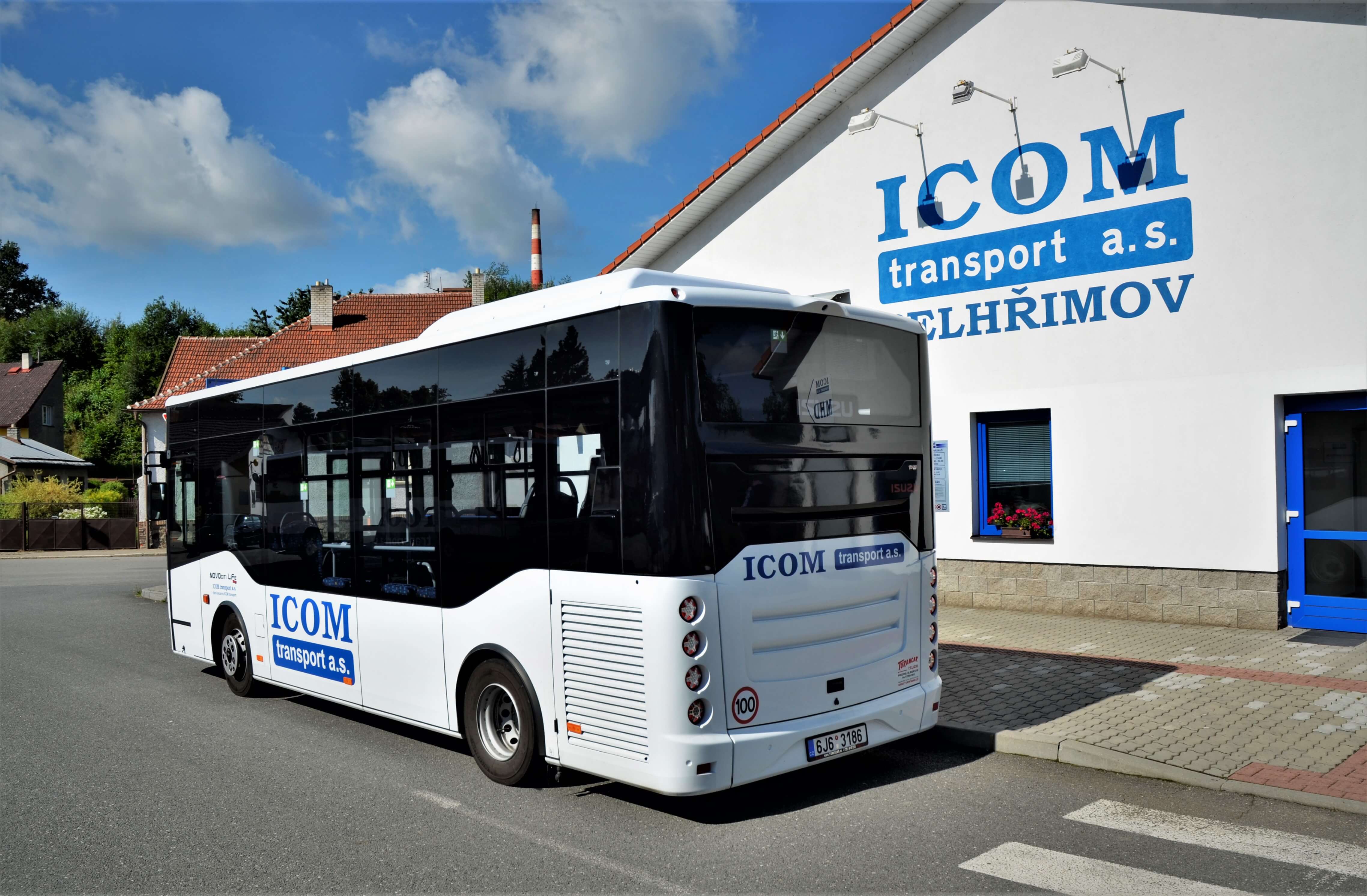 ISUZU NovoCiti Life před autobusovým nádražím Pelhřimov 