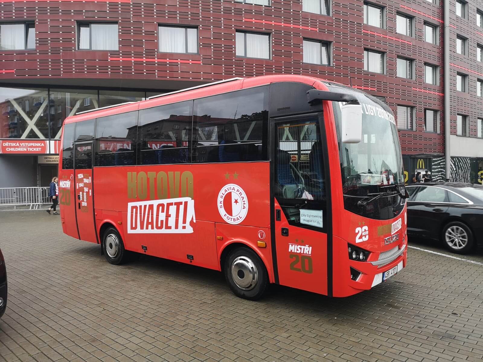 HOTOVO 20! červený autobus
